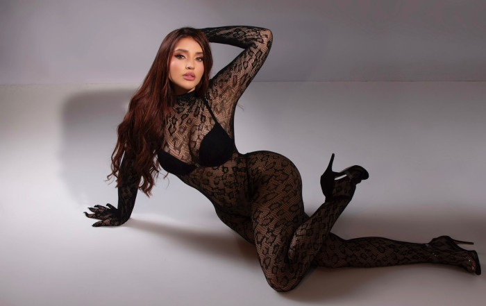 **Natasha, la Jovencita Escort Colombiana de Lujo