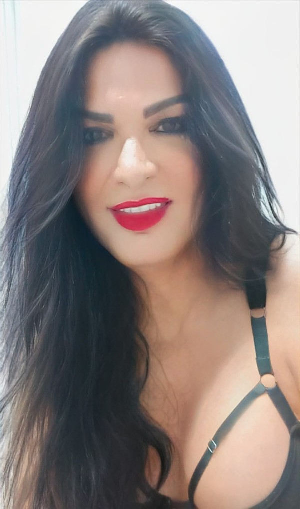 (POR PLAZA ESPAÑA) TRANS LANA PIOVANY UN MUJERÓN  Y SU 23CM Y LECHERA