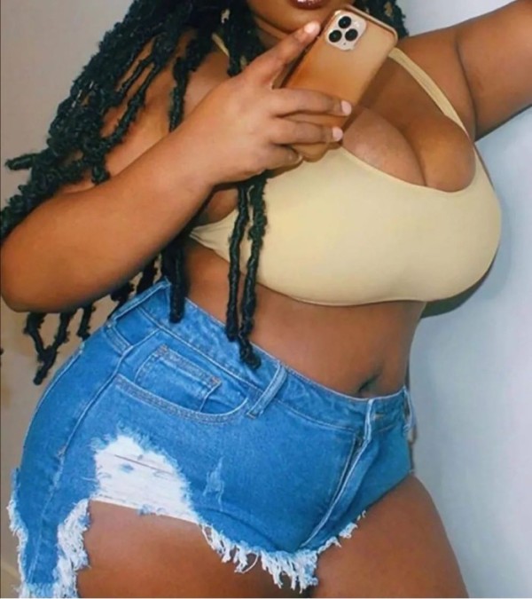 Novedad en la isla, morena cachonda y fiestera