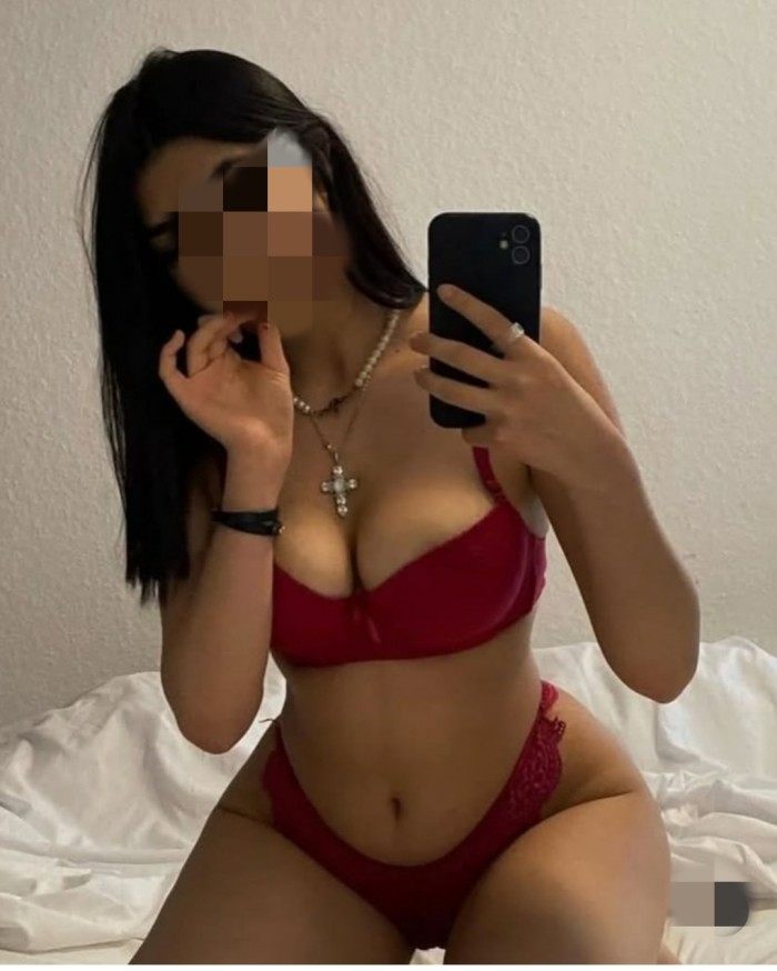 Mujer guapa sensual implicada