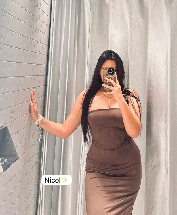 Linda jovencita muy complaciente (vía Julia)