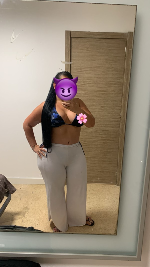 Soy una chica complaciente y educada llena de mucho placer para ti