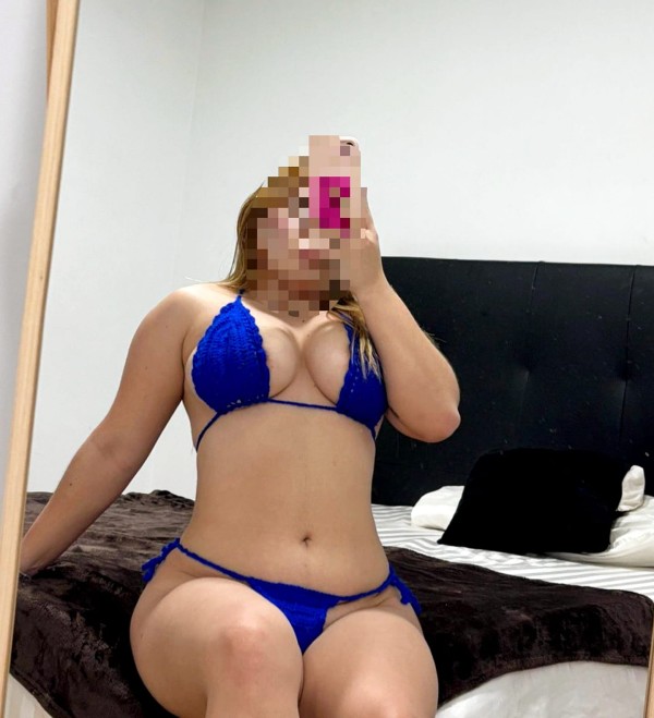 FOGOSA, ARDIENTE Y MUY CACHONDA RUBIA FIESTERA