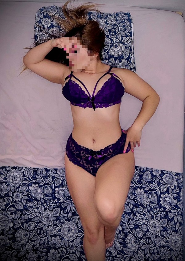 FOGOSA, ARDIENTE Y MUY CACHONDA RUBIA FIESTERA