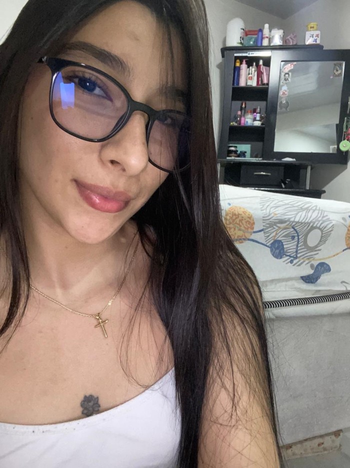 Guapísima delgadita súper cañera, niñata tragona