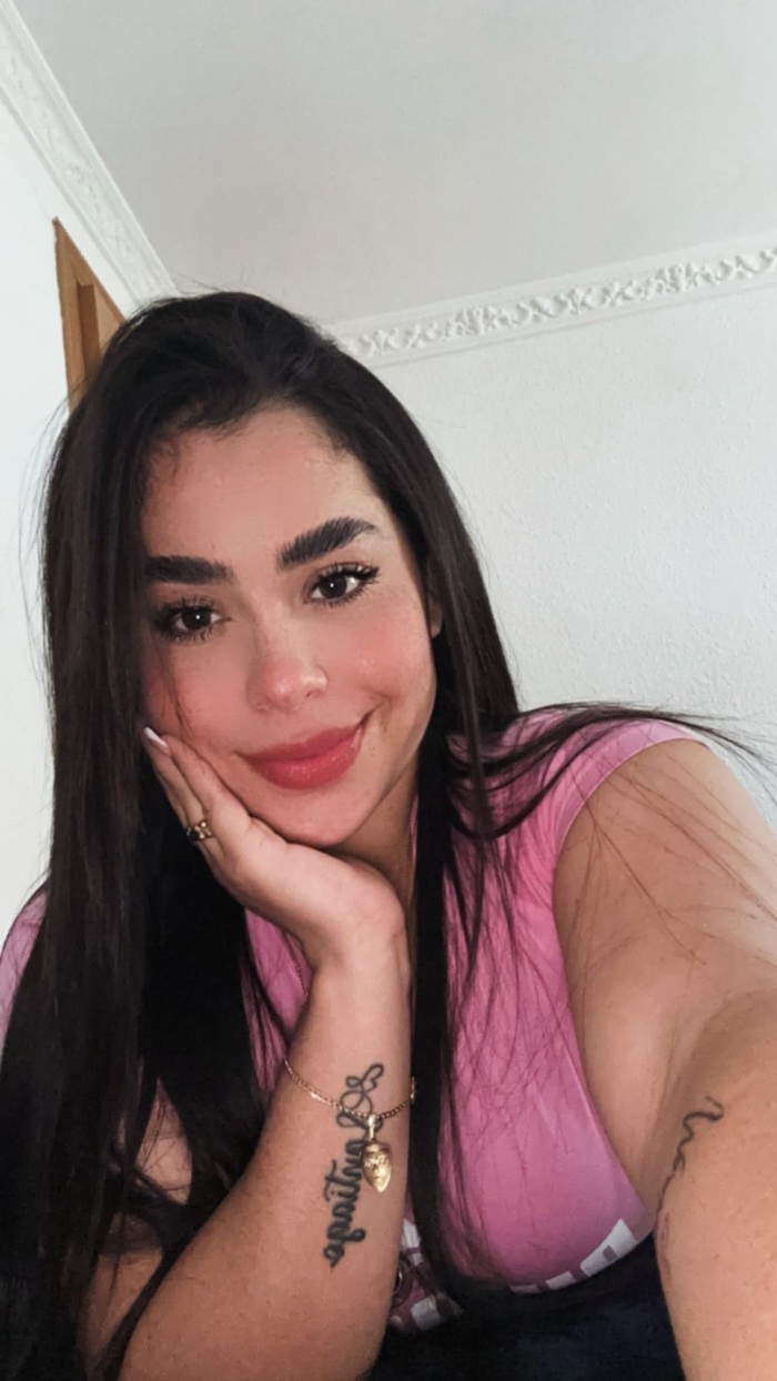 COLOMBIANA JOVEN, JUGUETONA