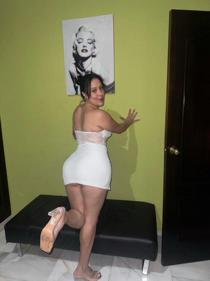 Guarrilla cachonda full service en (vía Julia)