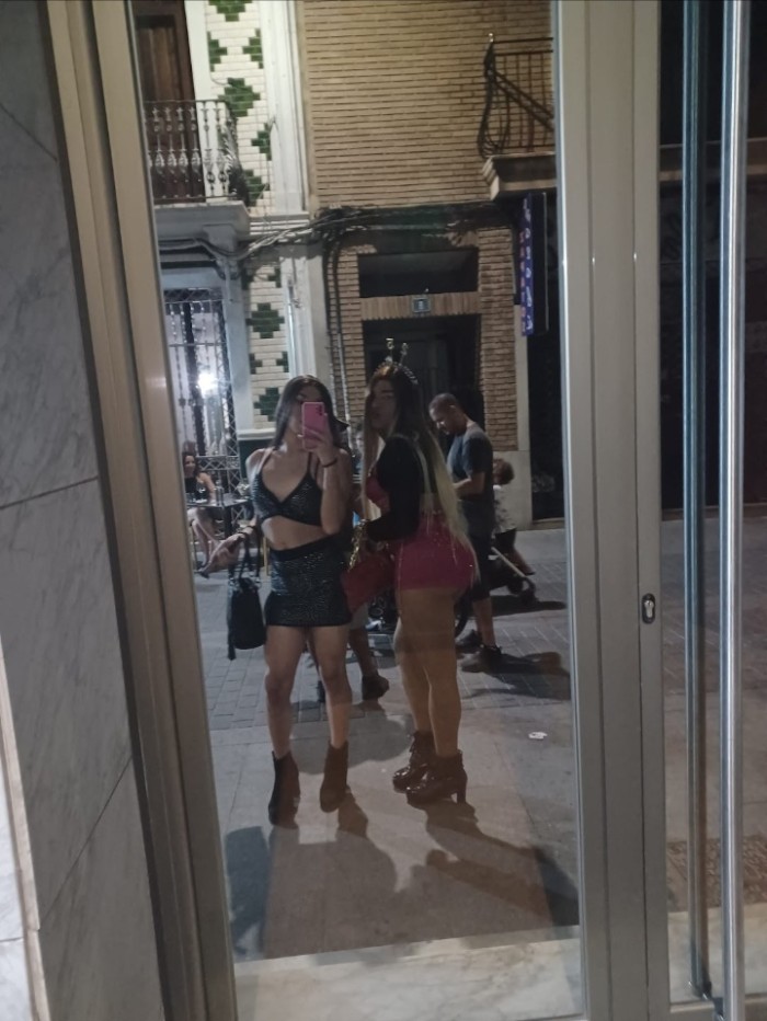 DOS CHICAS TRANS DOTADAS PARA TRIO