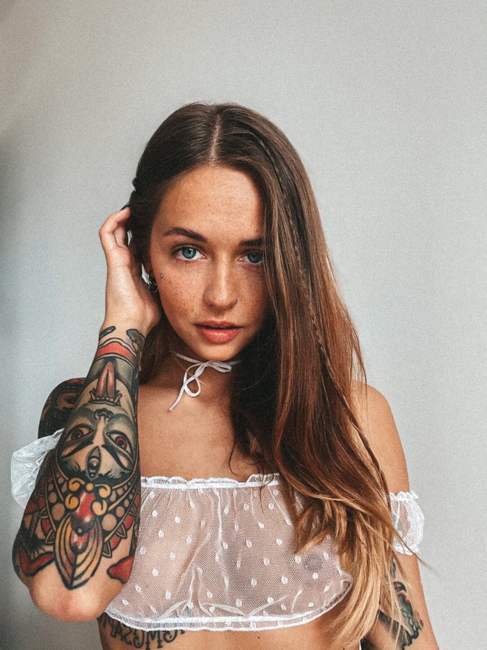 CHICA FOGOSA AMABLE CARIÑOSA Y CANTENTE