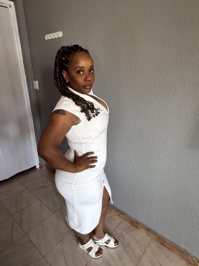 Agradable divertida cariñosa y complaciente