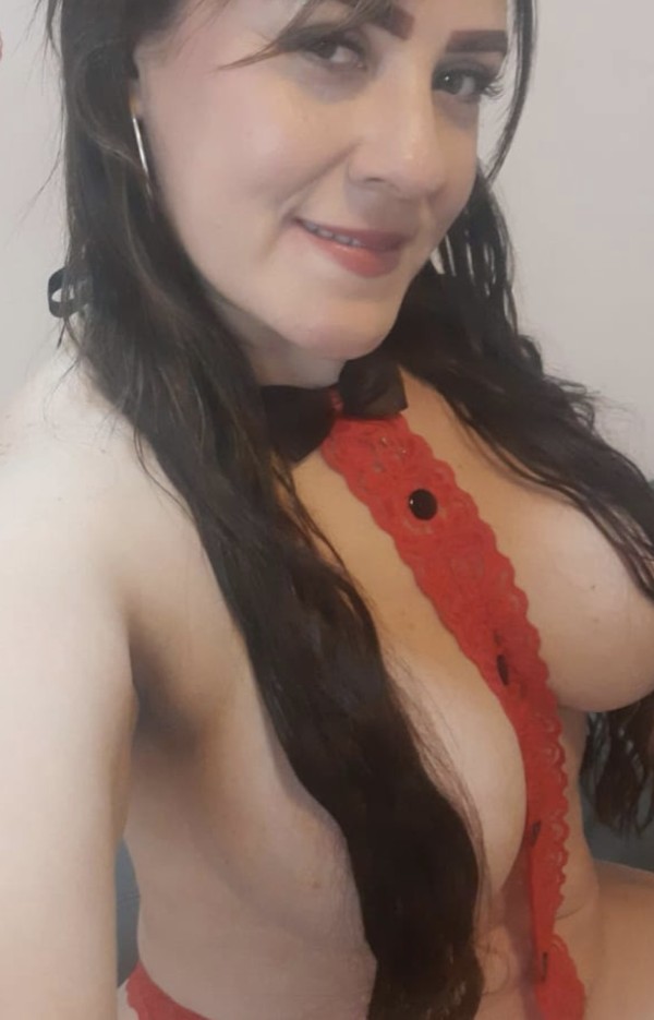 Trato de novios, fiestera, complaciente