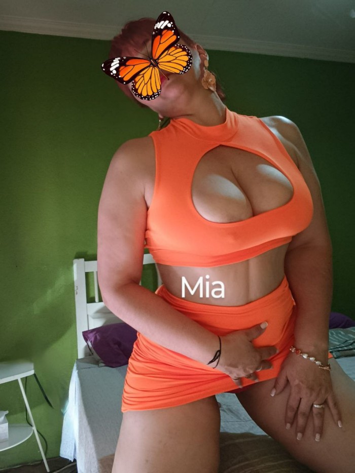 MIA….UNA MUJER IRRESISTIBLE…..140 DE PECHO …