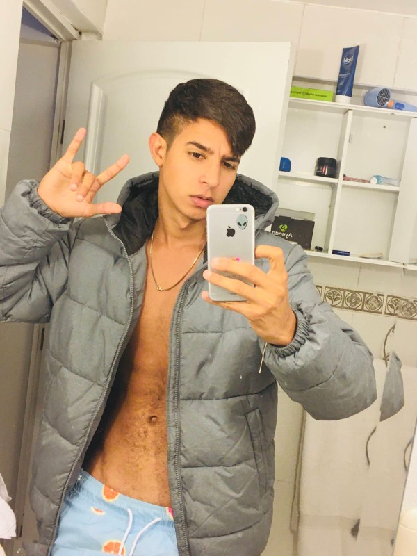 LATINO JOVEN DISCRETO PARA HOMBRES EN PATRAIX