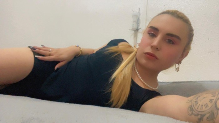 Trans colombiana ardiente en Santa Faz, sin tabúes