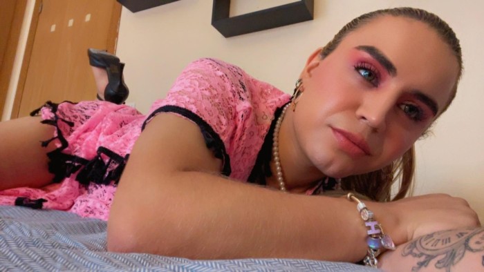 Trans colombiana ardiente en Santa Faz, sin tabúes