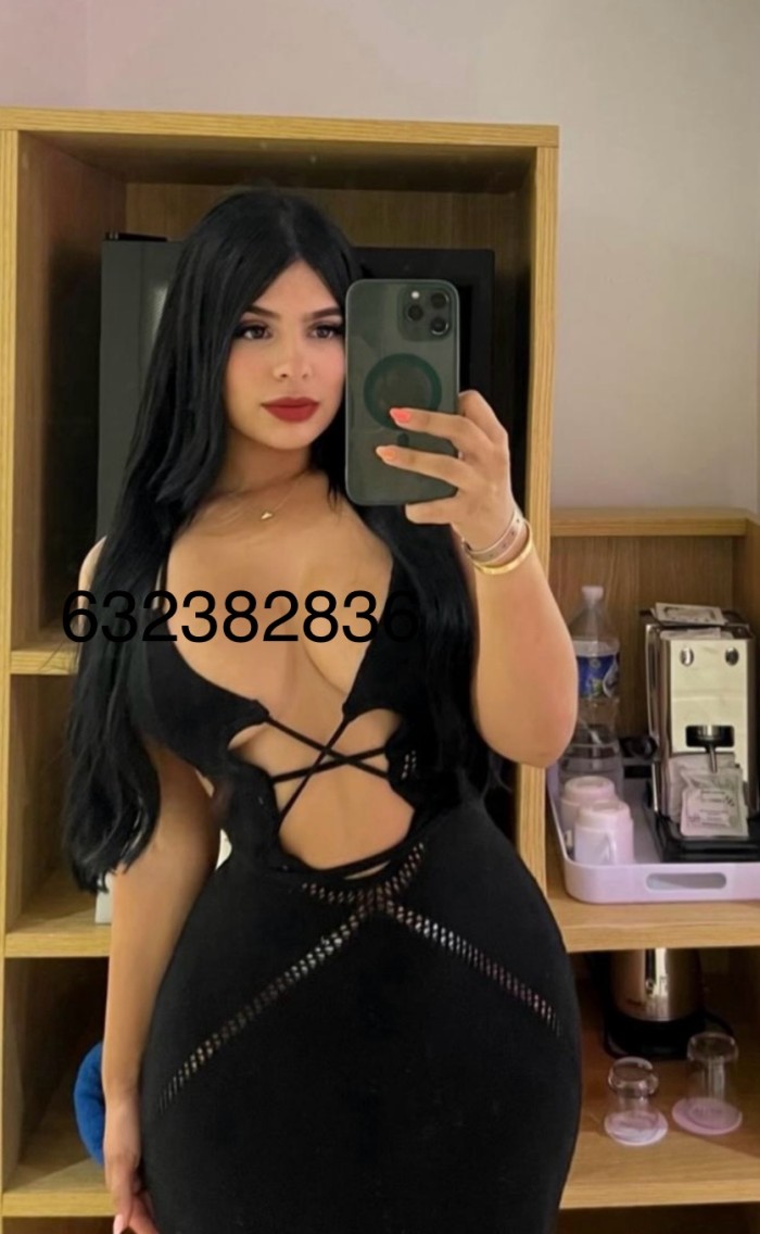 JOVEN MUÑEQUITA PELINEGRA JUGUETONA ARDIENTE