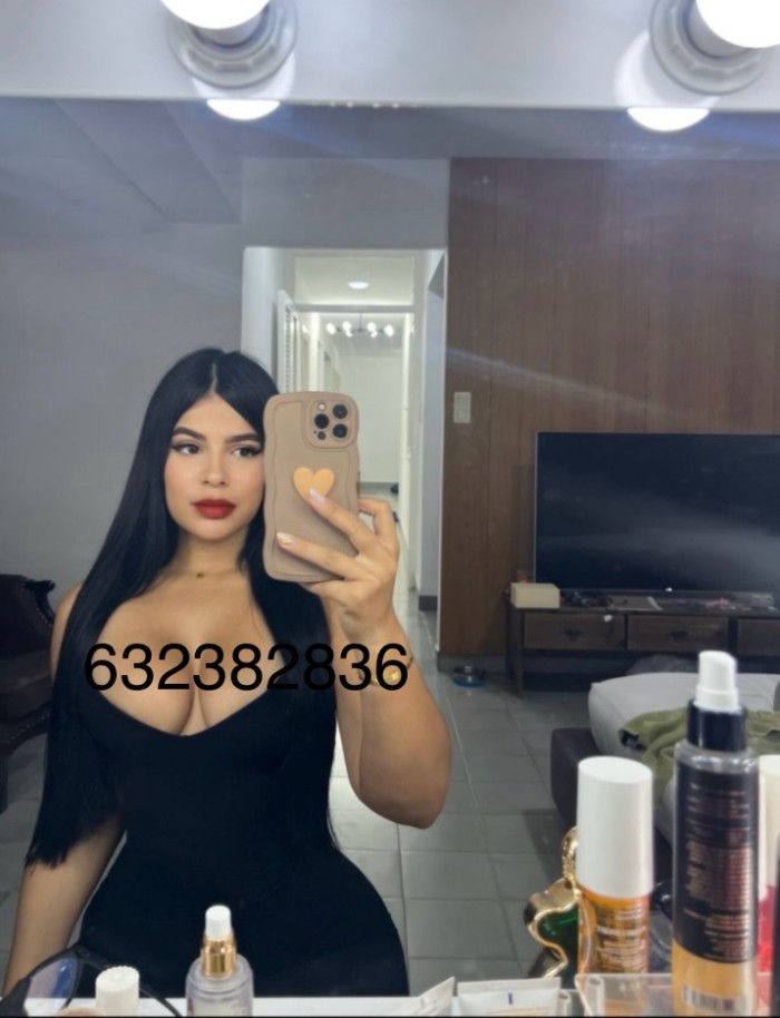 JOVEN MUÑEQUITA PELINEGRA JUGUETONA ARDIENTE