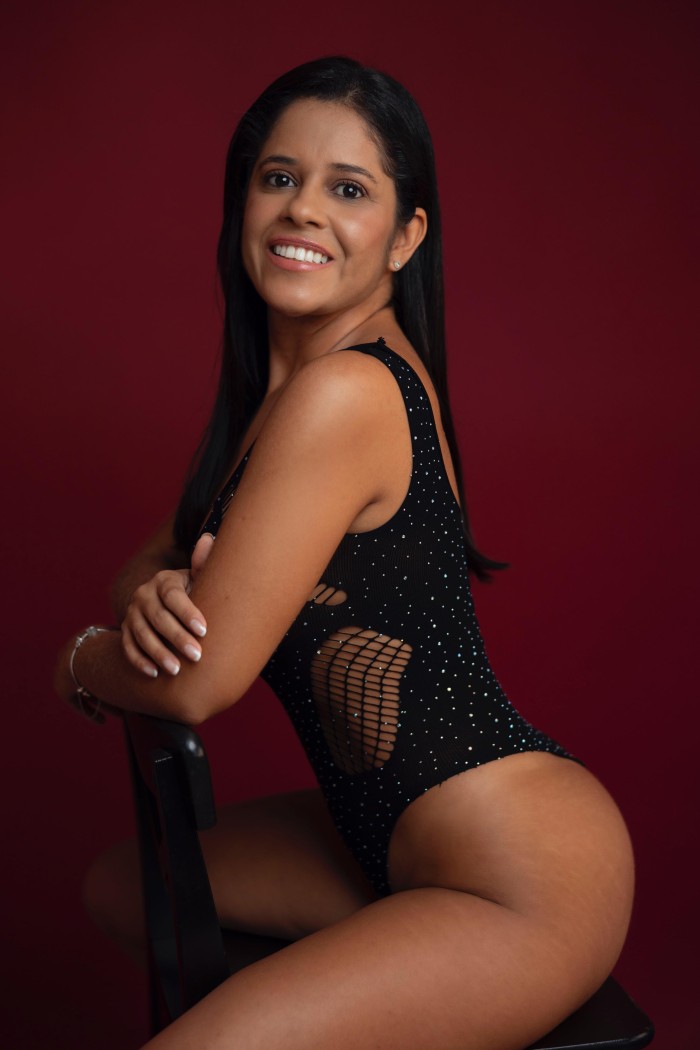 SAMANTHA LATINA DELGADA Y MUY SENSUAL