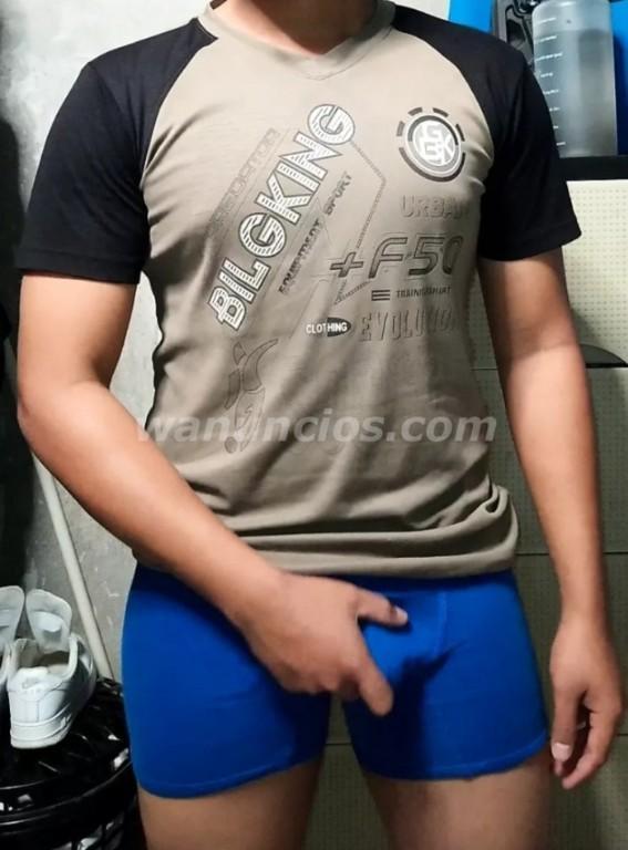 Chico JOVEN latino busca MUJER madura mayor AHORA