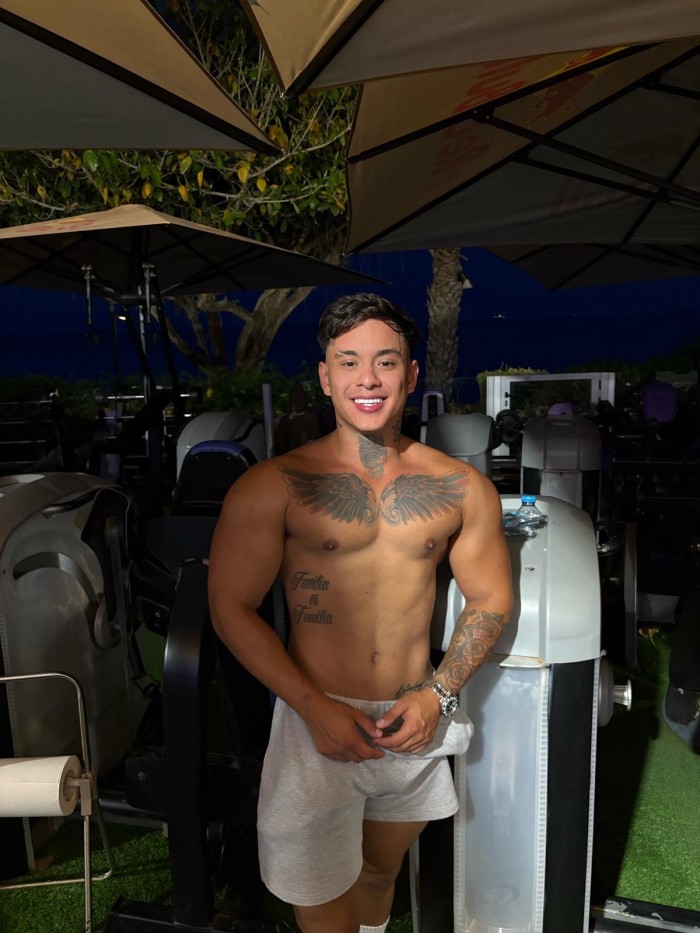 ELEGANTE HOMBRE ESCORT COLOMBIANO EN IBIZA