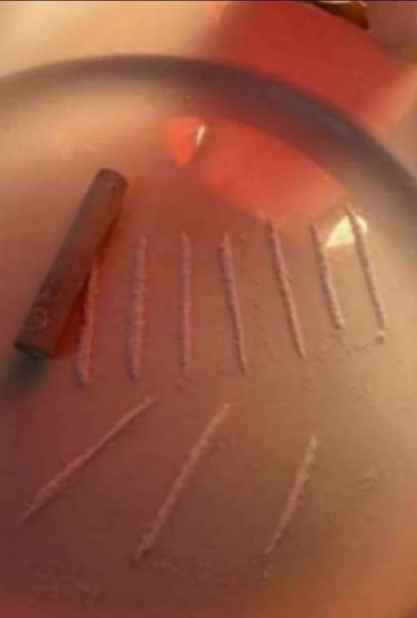 Sedienta de polla y llena de leche