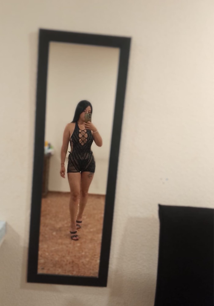 MUJER BELLA IMPLICADA Y FIESTERA