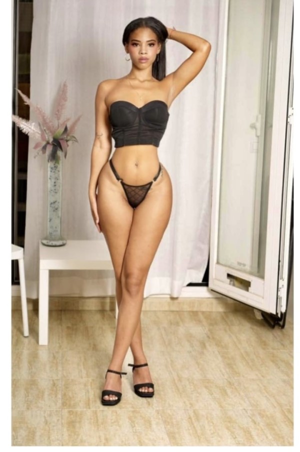 Joven modelo latina caliente !!!