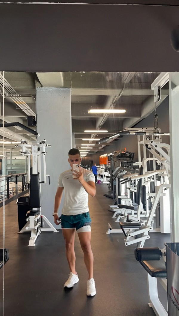 Chico muy extrovertido y simpático.