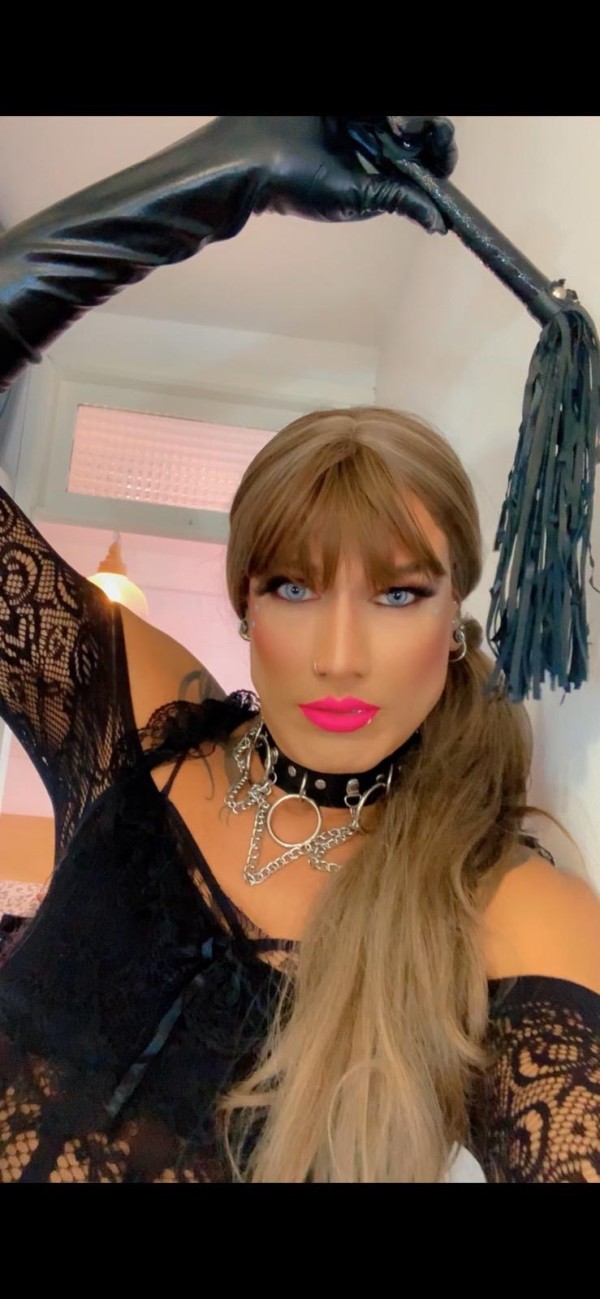 Teresa domina big top AMA DOMINANTE LECHERA recién llegada a la ciudad.