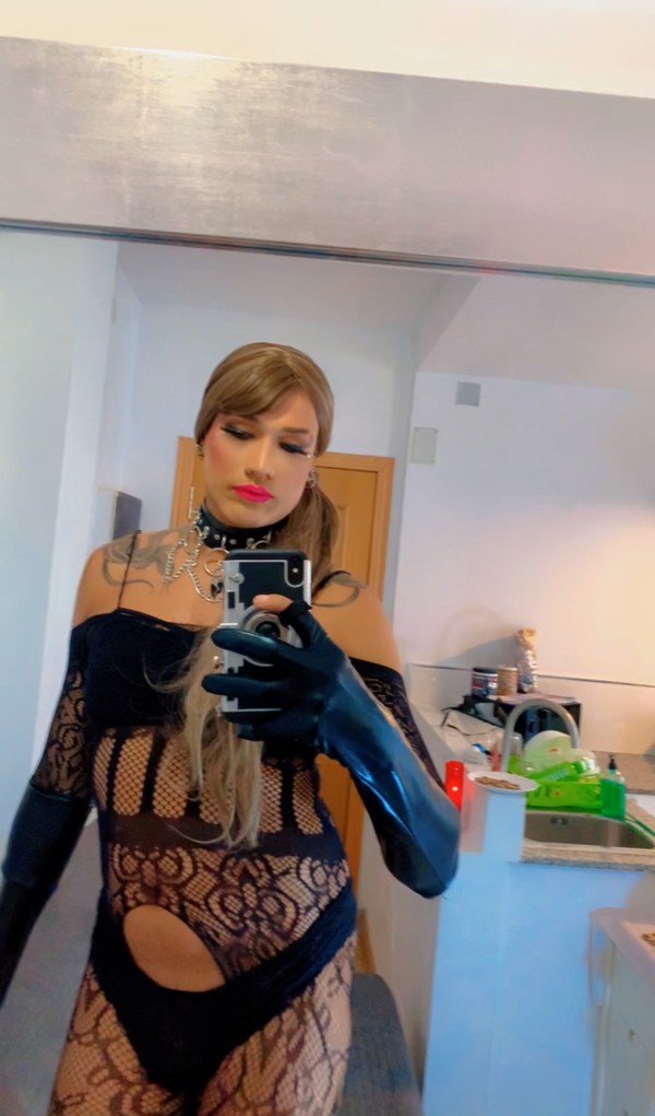 Teresa domina big top AMA DOMINANTE LECHERA recién llegada a la ciudad.