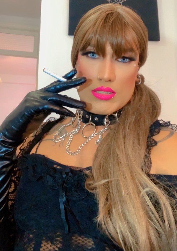 Teresa domina big top AMA DOMINANTE LECHERA recién llegada a la ciudad.