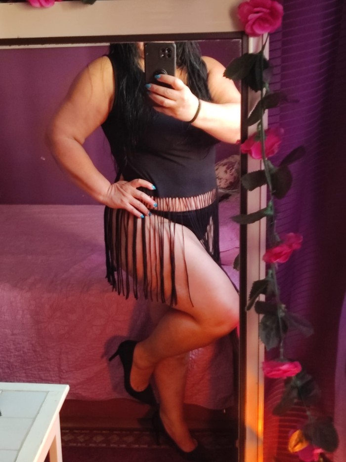 Camila madurita masajista con curvas voluptuosa