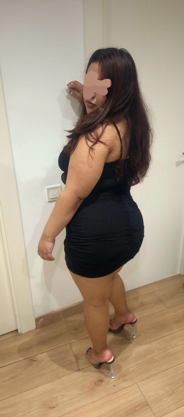 Jovencita curvi con tetas grandes naturales muy cachonda