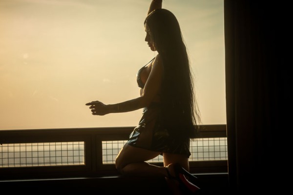 Chica trans activa de paso