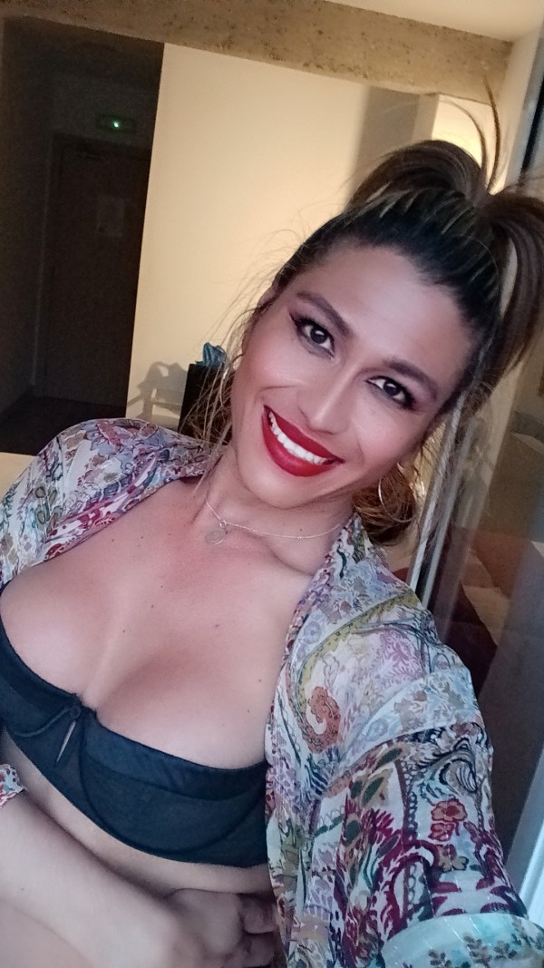 fiestera cachonda y divertida