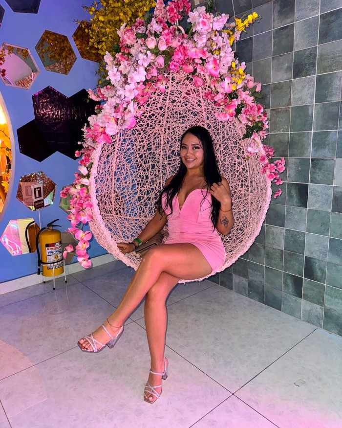 Te espero en mini tanguita en ( vía Julia )