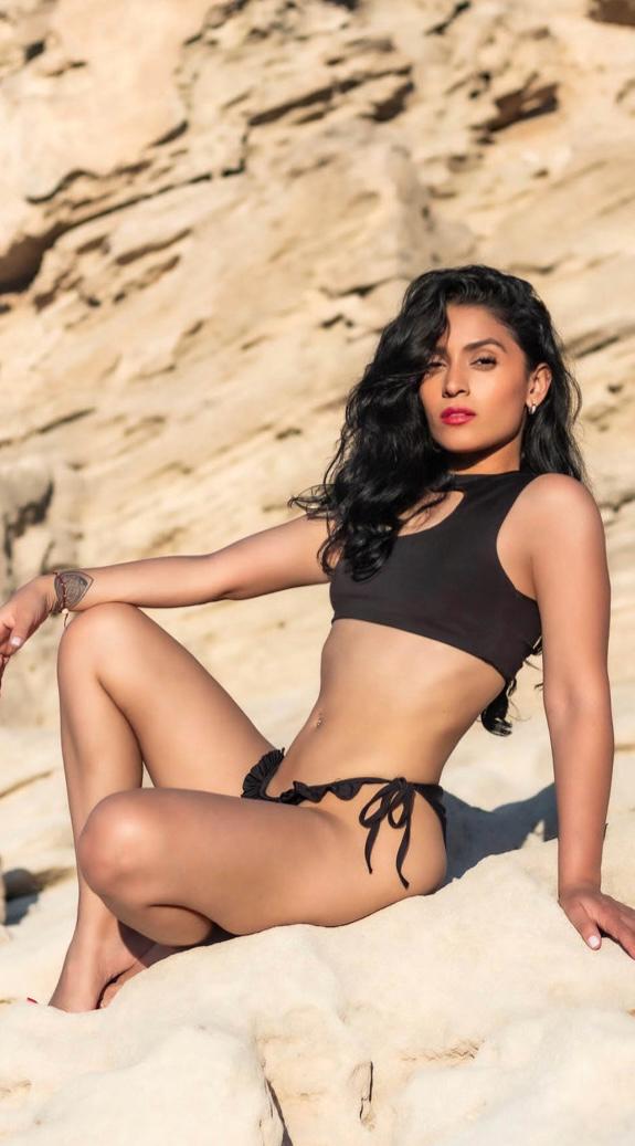 LATINA ARDIENTE Y JUGUETONA EN PLAYA D’EN BOSSA