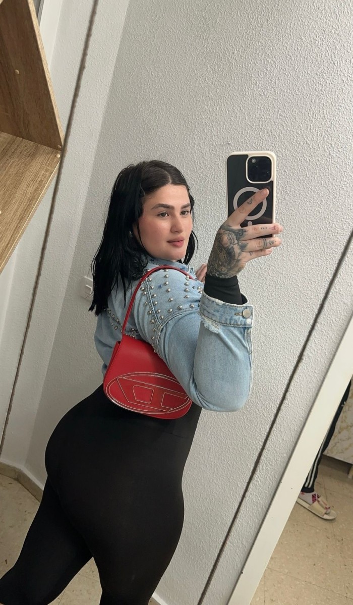 Chica jovencita colombiana curvy , repetiras