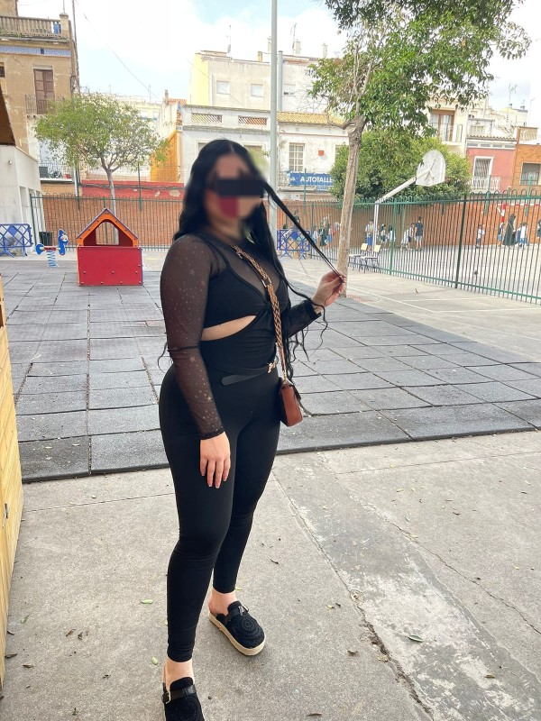 Cachonda morena con nalgas preciosas y muy duras