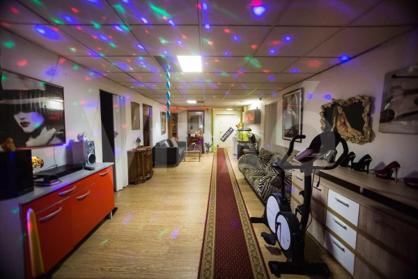 Necesito Señoritas para trabajar en Suiza* -Escort