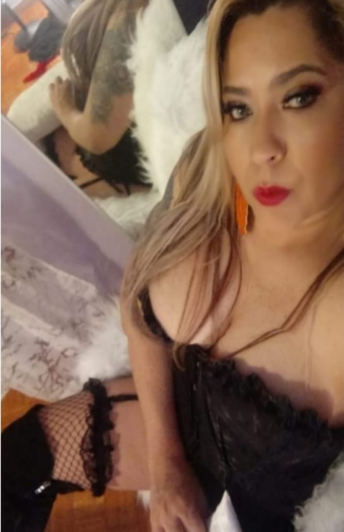 Rubia muy completa en Badajoz