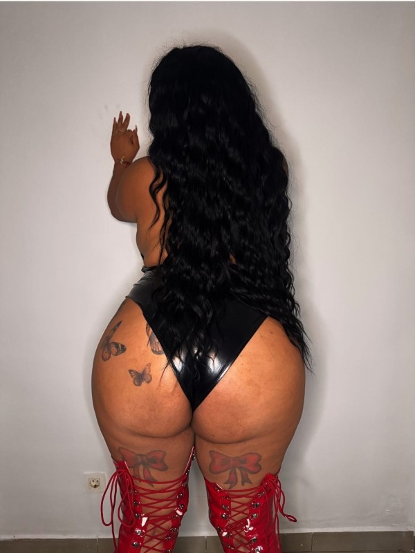 SEXY Y VOLUPTUOSA TRAS COLOMBIANA