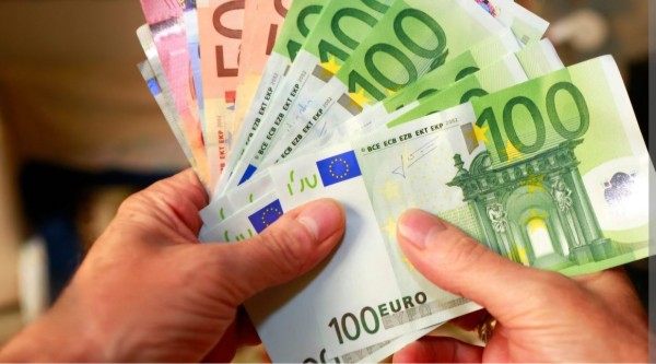 Plaza para chica joven y con ganas de ganar dinero