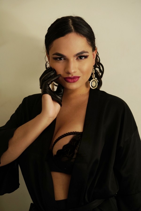 Shemale Bella