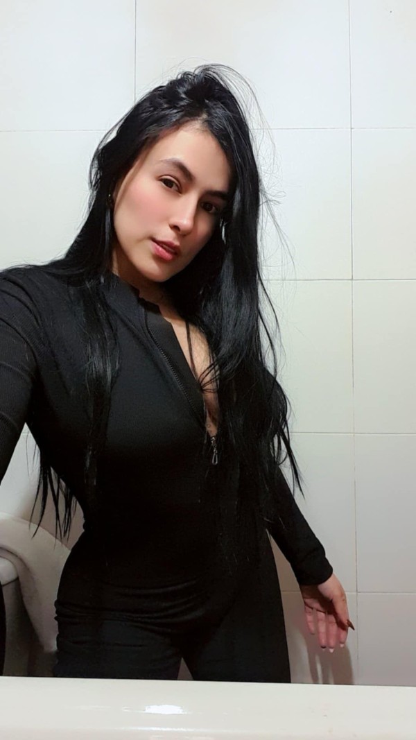 Cloe SUPER CALIENTE Y ENCANTADORA