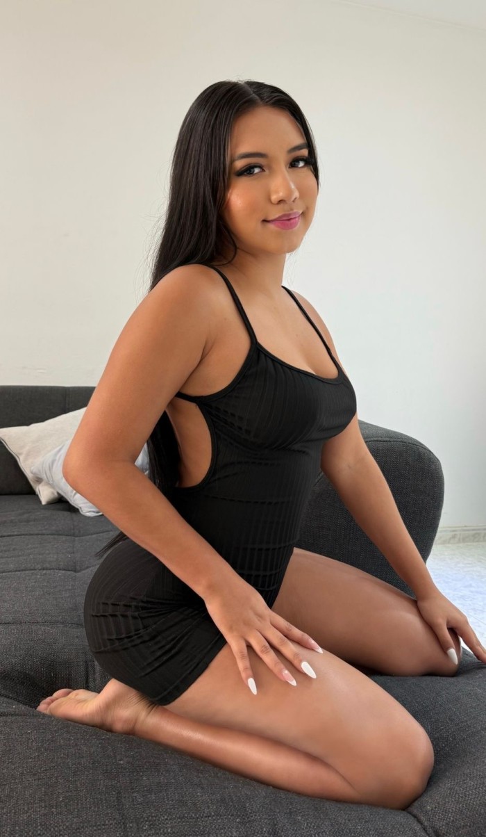 Jovencita latina nueva en la isla