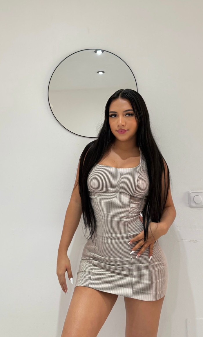 Jovencita latina nueva en la isla