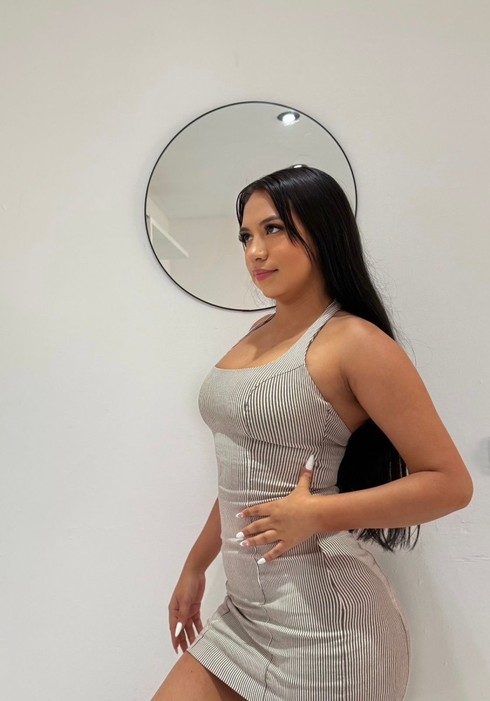 Jovencita latina nueva en la isla