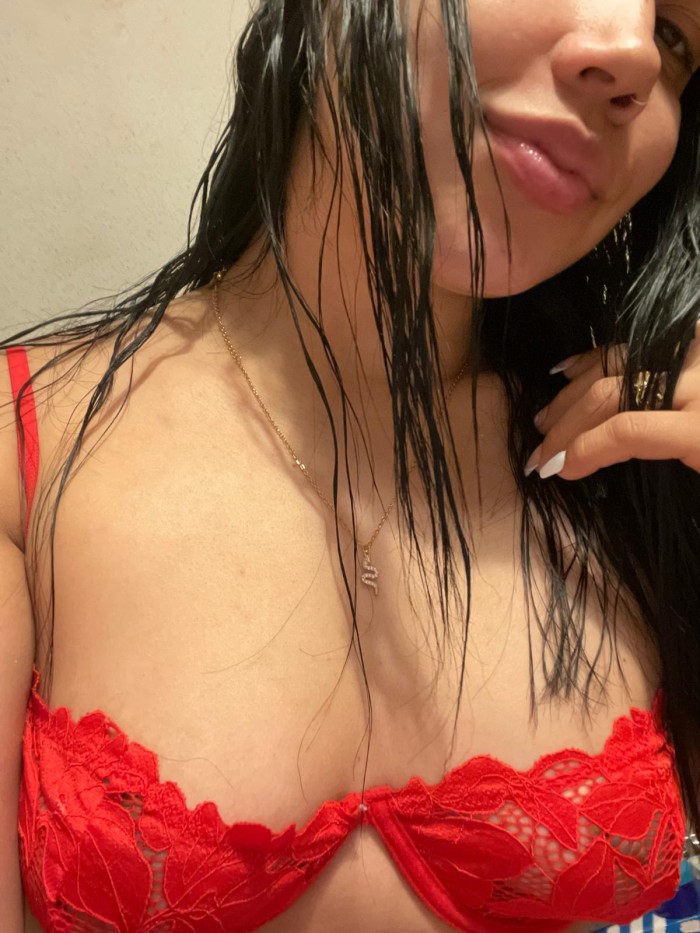 CAMILA BOMBON LATINO MUY CALIENTE Y SEXY FOTO REAL