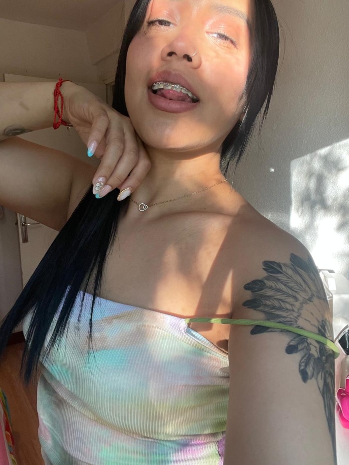 CAMILA BOMBON LATINO MUY CALIENTE Y SEXY FOTO REAL